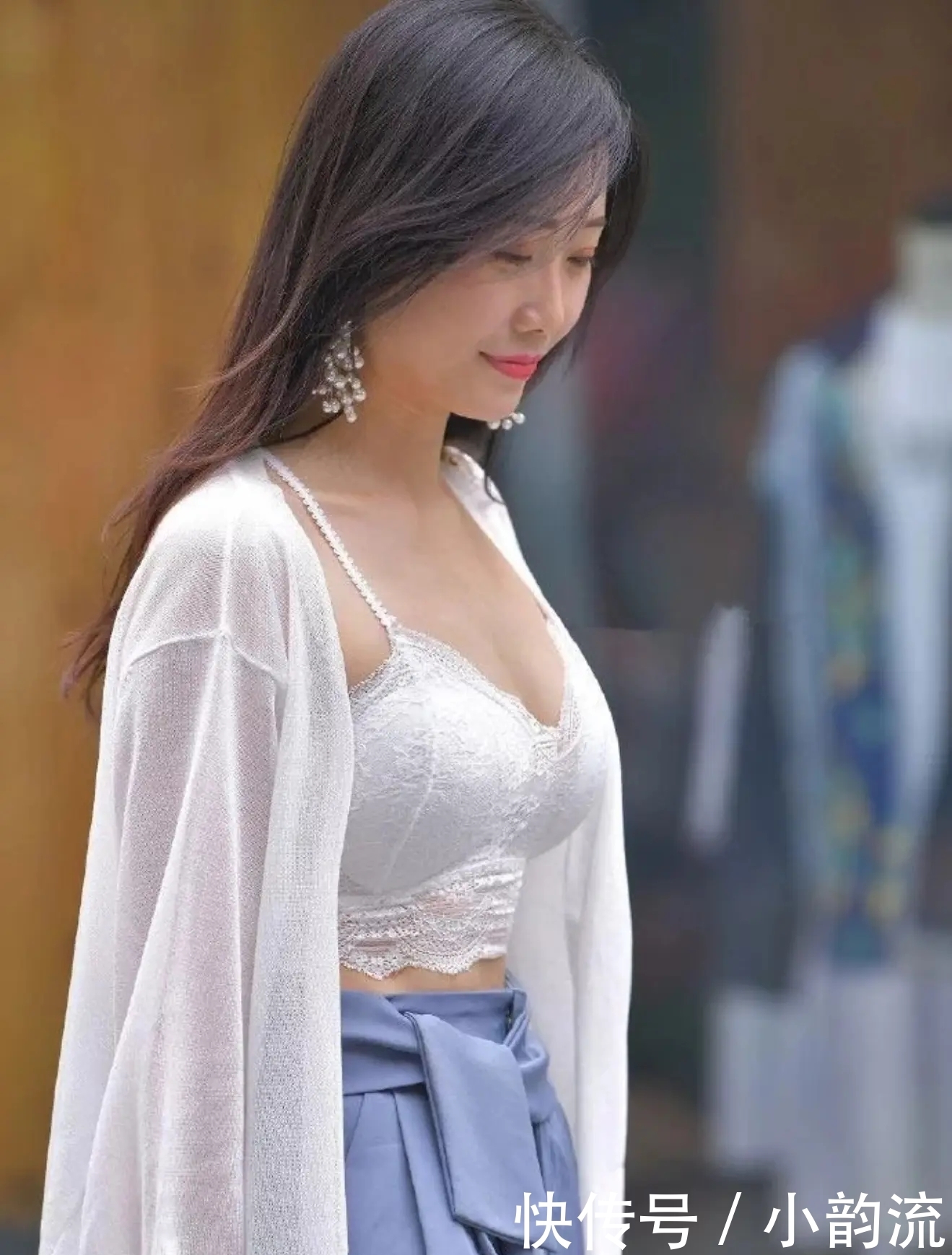  『美女』这美女也太大胆了，穿成这样就敢上大街。网友：给力！