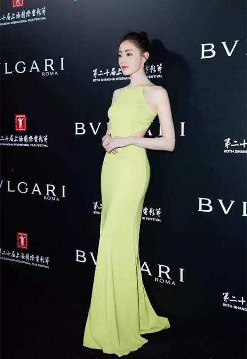 张天爱这条裙子正面极其平淡，可当她转身的瞬间，时间都静止了