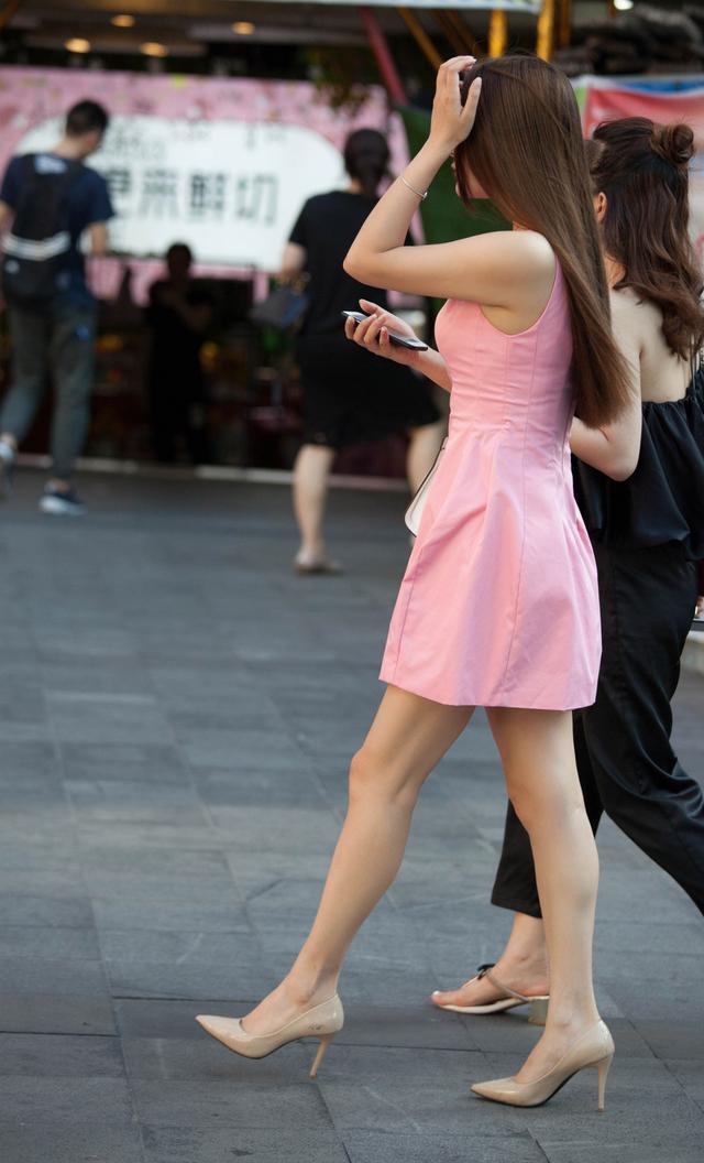 街拍路人，粉色系连衣裙穿搭参考，搭配高跟鞋更显女王气势