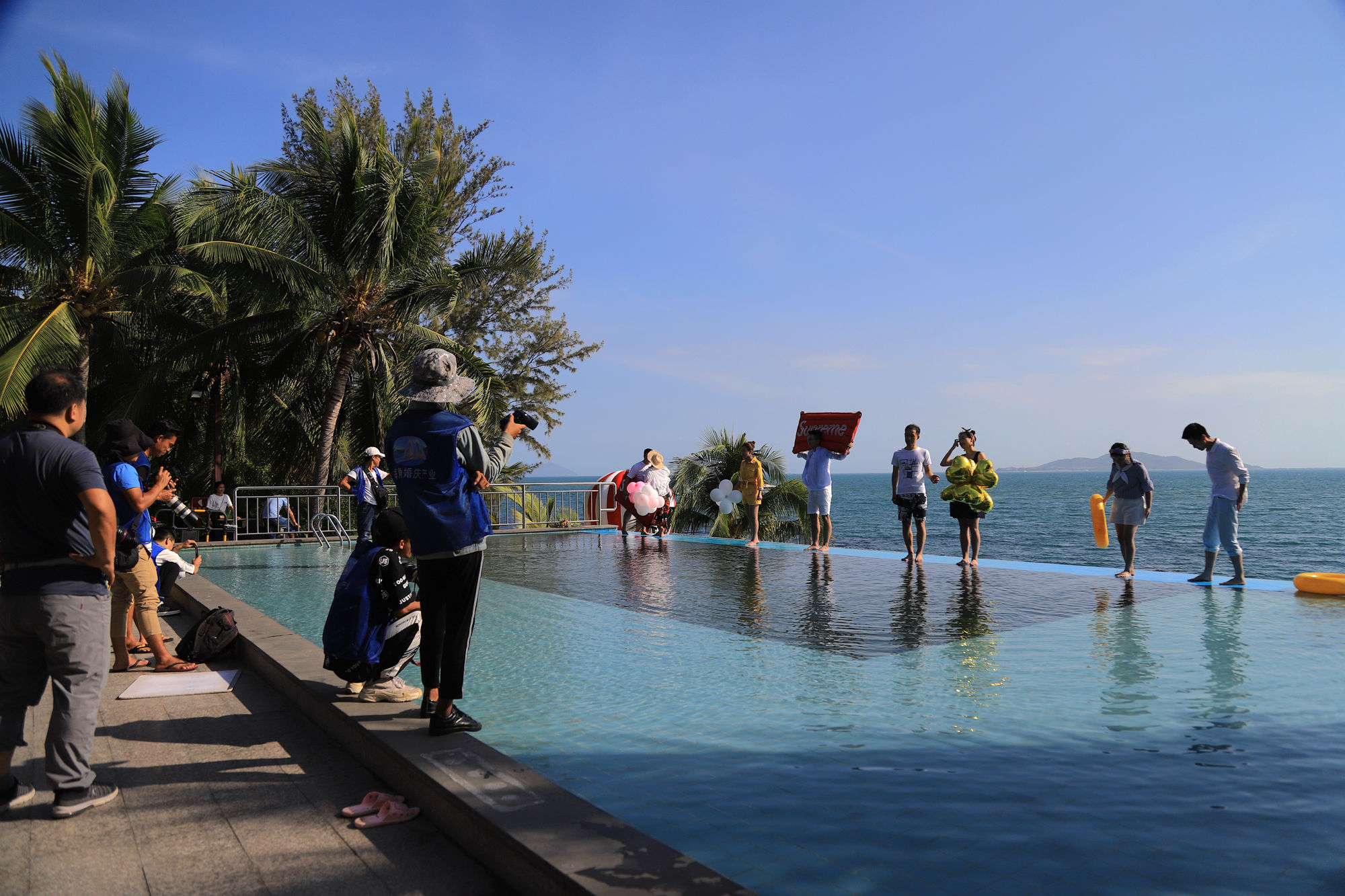 【遇上一座城】请到天涯海角来，一起去看比基尼大长腿的三亚微游