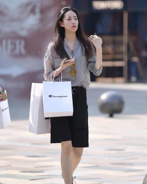  『美女』美女时尚街拍：秀色可餐的美女，一件白色背心配浅色短裤，青春活力气息