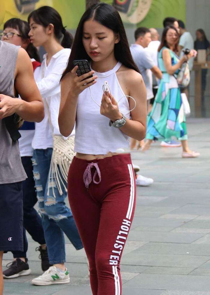 街拍: 穿红色紧身裤的姑娘, 总是能吸引别人的眼球