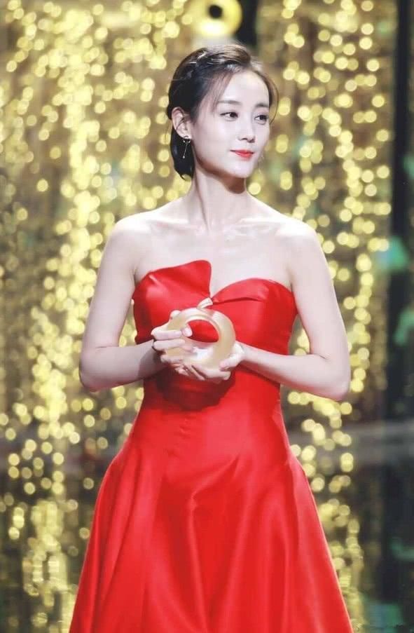 李一桐太会玩了，故意把裙子剪成一个“半圆”，看着没啥区别！