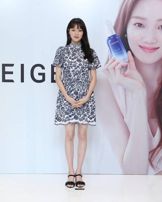 李圣经新造型花卉刺绣连衣短裙现身印尼,网友:这裙也就欧尼能搭