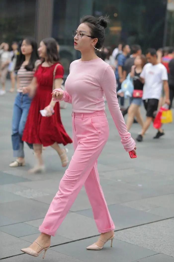  俏美|气质女生真会穿，选择休闲减龄的西裤穿搭，让造型显得干练又俏美
