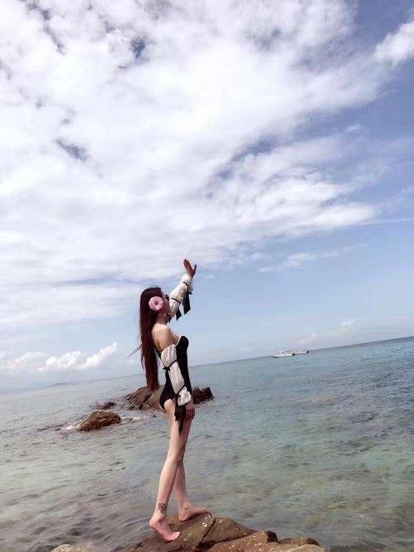  [海边]海边沙滩，性感泳衣有点紧, 但很适合游泳