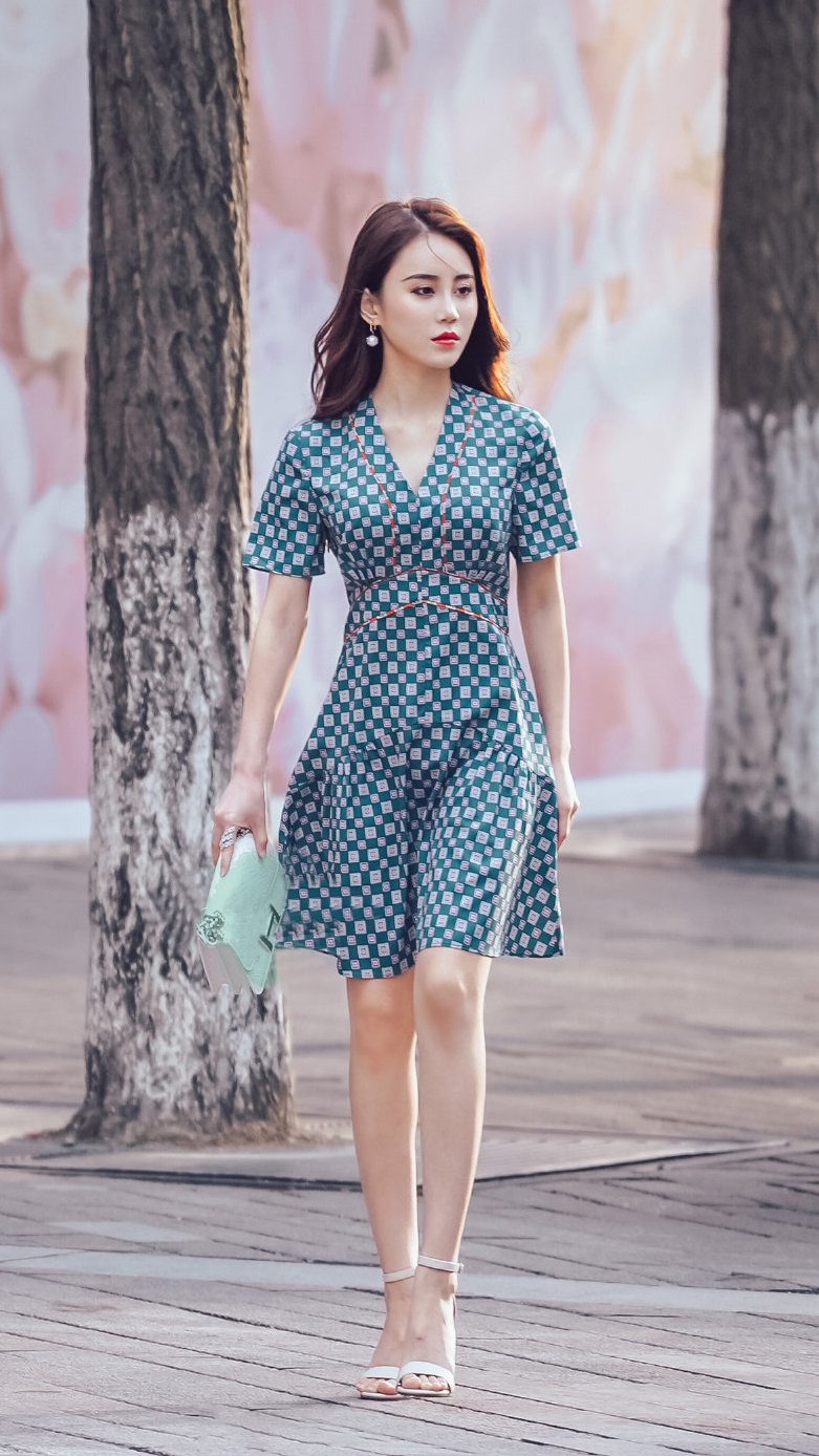  美女|高跟凉鞋有粗跟和细跟之分，美女选择细跟凉鞋，走姿优雅健步如飞