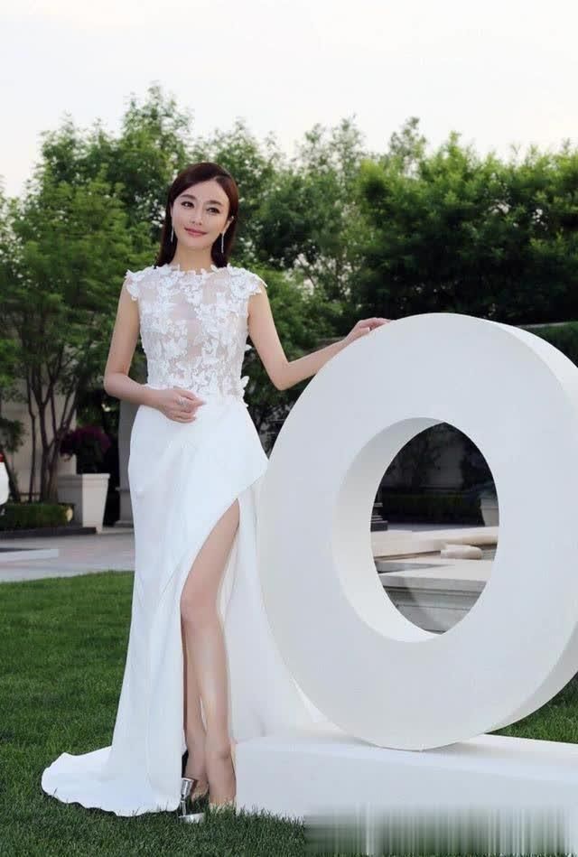 有颜值就是任性!37岁秦岚和46岁宁静凭颜值一个像公主一个像朵花