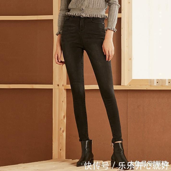 『女人』春天穿风衣,配这3条“裤子”大气又优雅,更适合三四十岁的女人
