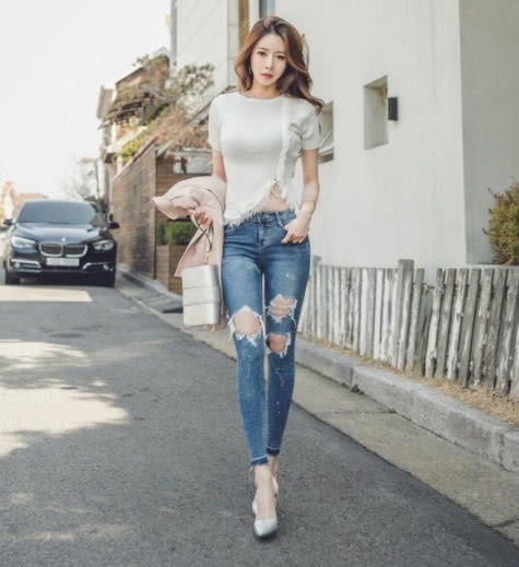 时尚穿搭：破洞牛仔裤，让你凸显自己美的高度！