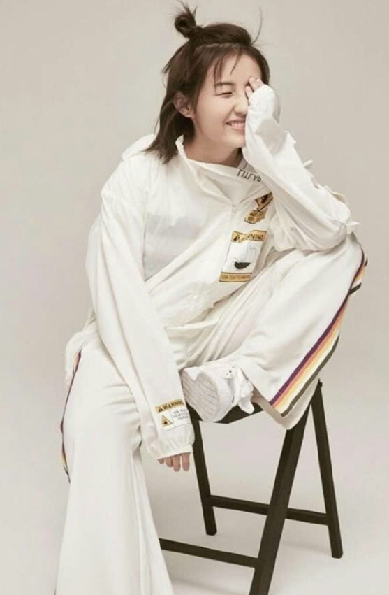 关晓彤的衣品差？看看张子枫走红毯的这身才知道什么是车祸现场