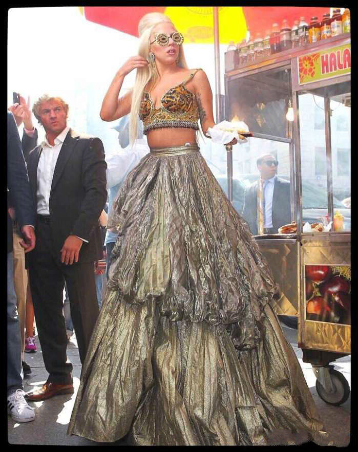 一米五五ladygaga踩20cm高跟鞋买热狗，感觉都摔出“假肢”了!