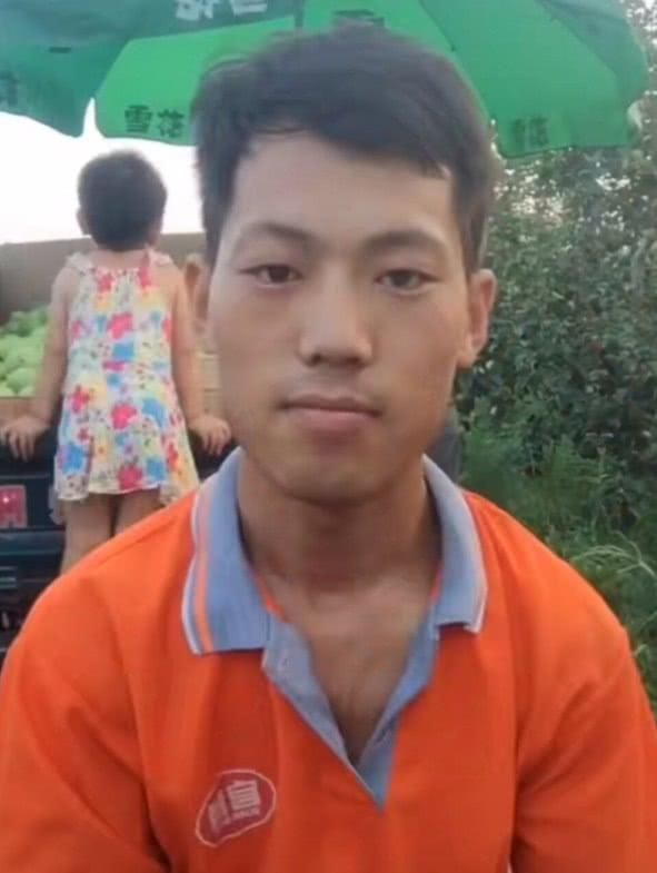 抖音又火了一个卖瓜小哥，当他化完妆后，网友:心动的感觉!