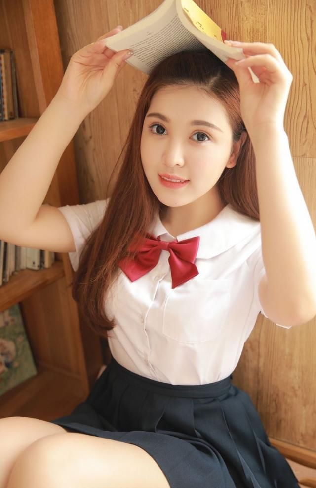 娃娃脸美女校花飘逸长发日系制服唇红齿白写真图片