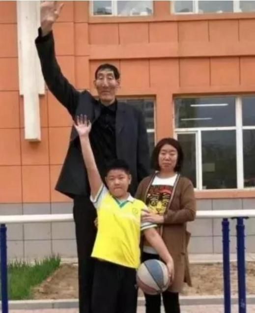  【生子】当年第一“巨人”鲍喜顺，不听医生劝阻执意生子，如今怎么样了