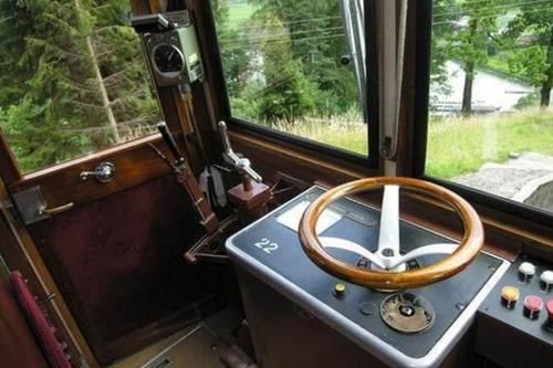 世界最陡峭的铁路，列车有一半车身在悬空，你去过吗？