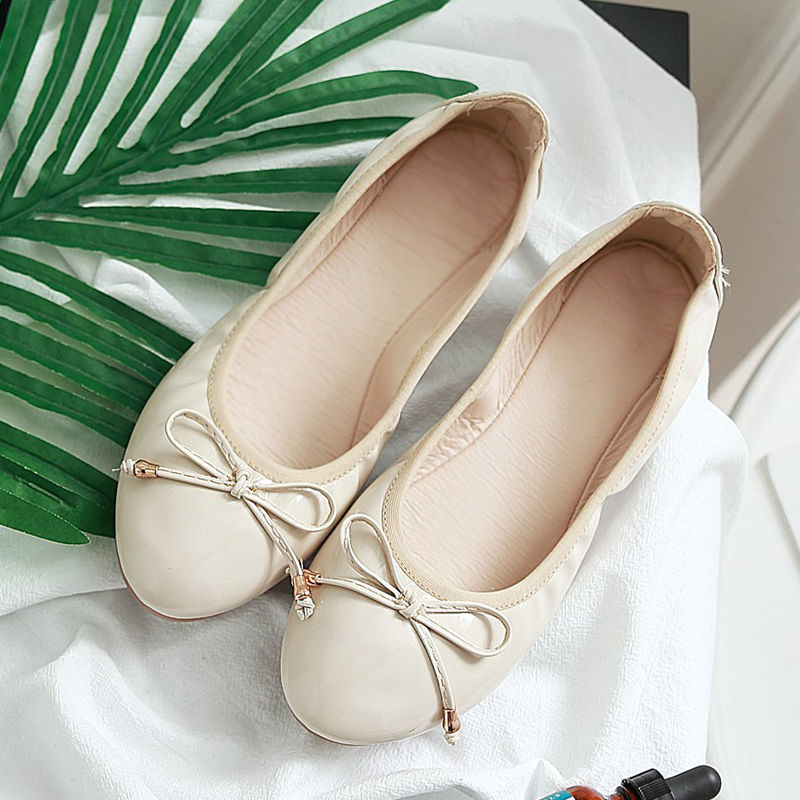 国庆旅游，50岁婆婆穿这休闲鞋，没高跟鞋累脚还显嫩，忒舒适