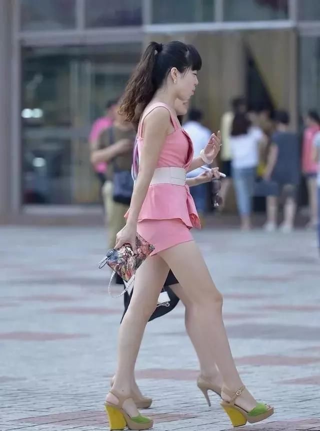 街拍：小姐姐粉红上衣粉色短裤，休闲和舒适的色彩搭配