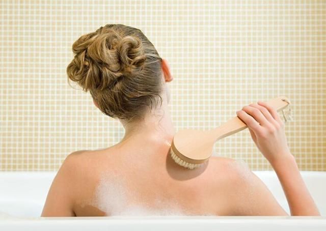 后背时不时抠出“黄色小米粒”，多半螨虫暗潮蠕动，赶紧用这3招