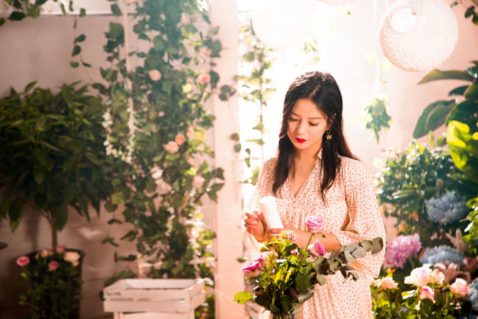 置身花丛中的仙子 中餐厅美厨娘赵薇身穿波点连衣裙 演绎优雅风情