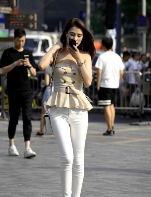  【美女】美女时尚街拍：面带笑容的美女，一件黑色上衣配黑色长裤，青春活力气息