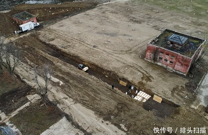  「排队」纽约疫情毁灭性现场：数十辆冷藏车成移动太平间，排队装尸体袋