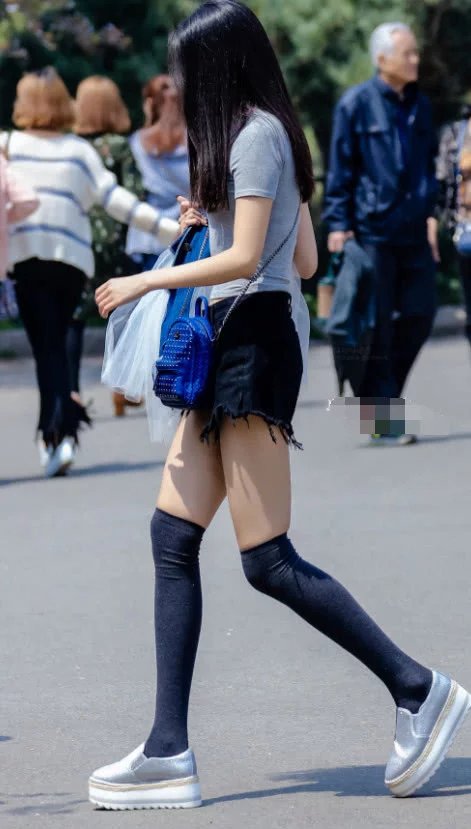 幼师小姐姐陪同小朋友们参加汇演，阳光太大晒得眼睛睁不开，紧身