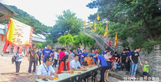 山东一5A景区怪景象,羊汤售价一元,游客坐在山洞里喝汤