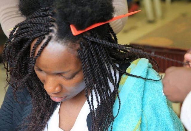 去过非洲的高级理发店才知道，非洲女人头上的小辫子都是假的！