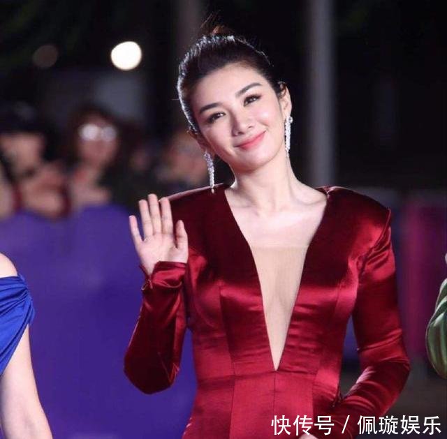看了蒋勤勤的深V礼服,再看黄奕,才知道女人味的差距有多大!