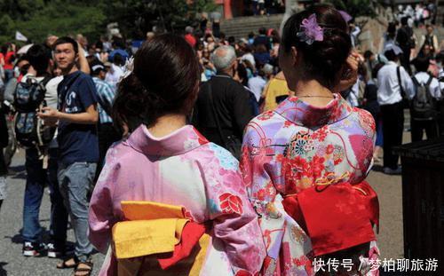 在上海的日本人最多，采访街头日本姑娘为何留在中国，回答很意外