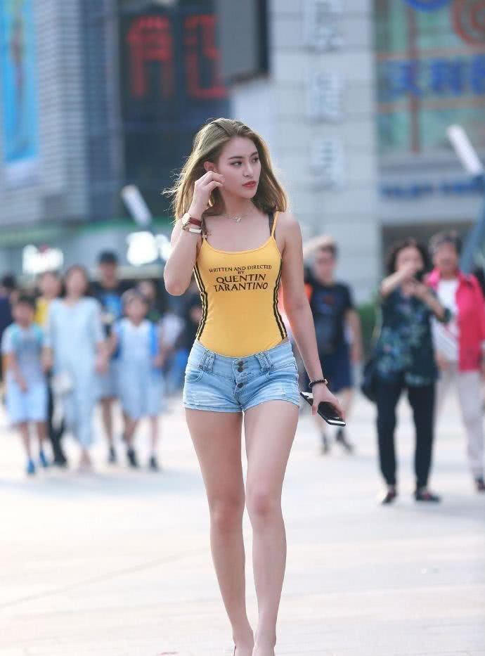 街拍:美女牛仔裤可长可短,性感和气质都出来了