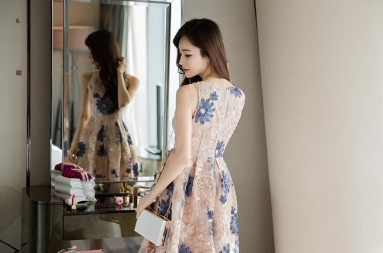 甜美吊带连衣裙, 穿出女子曼妙曲线, 更显美丽大方, 让你美的出众