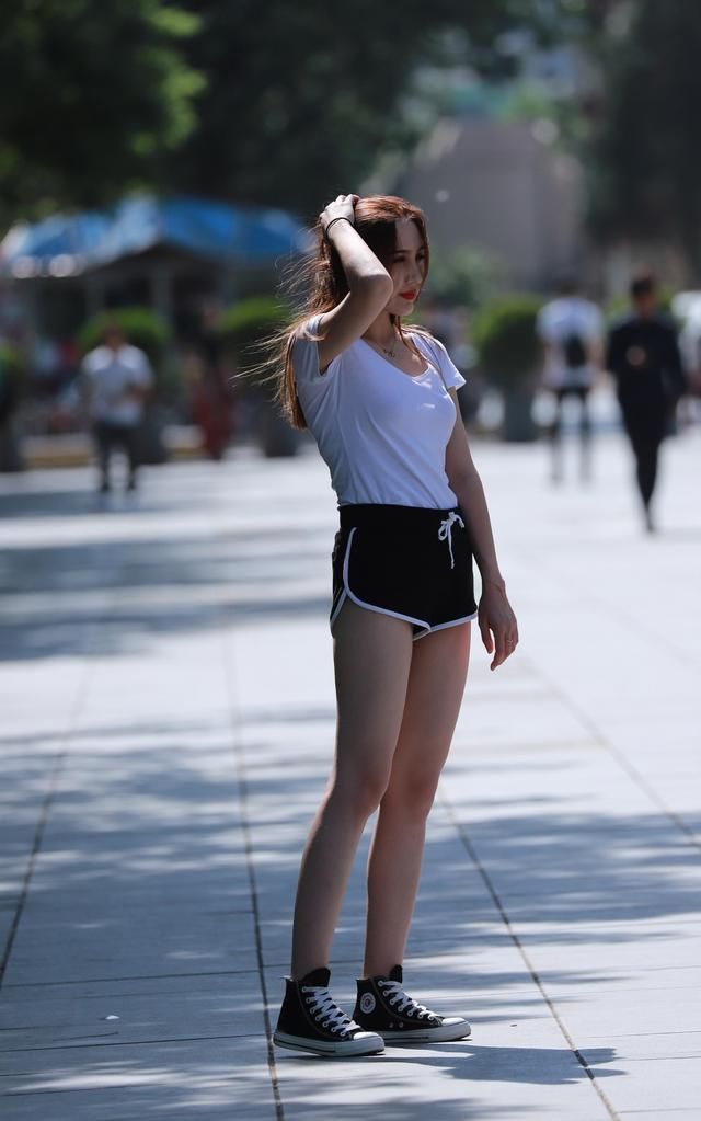 街拍，米色的连衣裙很是迷人，若配一双同色的鞋子就更加完美了!