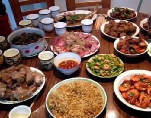  丰盛■心理测试：第一眼哪桌年夜饭更丰盛？测出你近期会有啥好事！