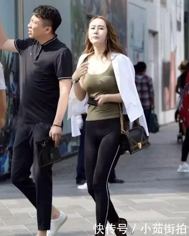 气质小姐姐身穿黑色的紧身裤秀出迷人丰腴的双腿