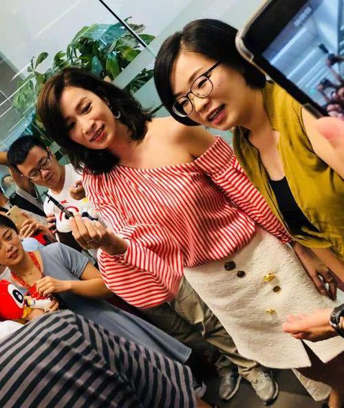 路人拍的佘诗曼，上半身很显胖，看到下半身的时候惊呆了！