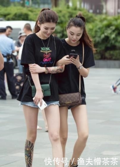  身材：街拍：身材高挑的小姐姐，条纹上衣+紧身短裤，气场十足