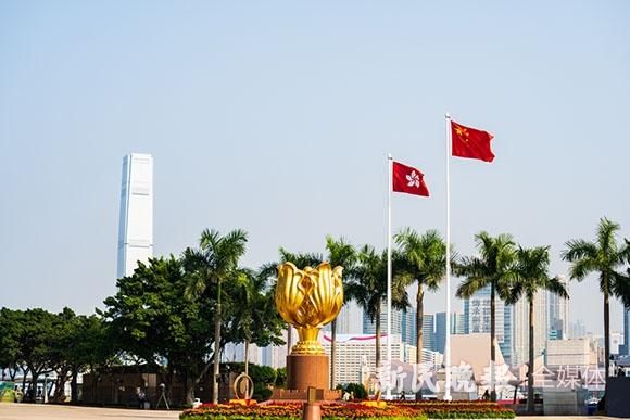  #新民晚报#今天，五星红旗在香港金紫荆广场冉冉升起