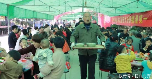  [超乎]苏北农村给新生儿“送粥米”，吃大席场面热闹非常，超乎想象！