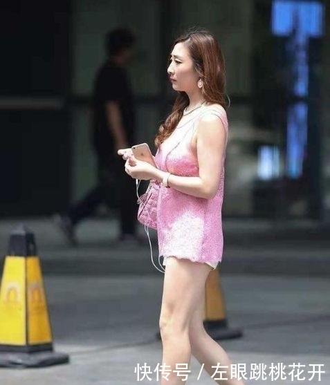  『美女』街拍：阔腿裤搭配黑色吊带衫，美女身材苗条有致，让人无法遗忘