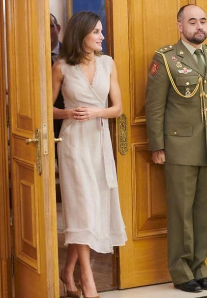 近两米西班牙国王太英俊，同框王后现最萌身高差，最美王后老好多