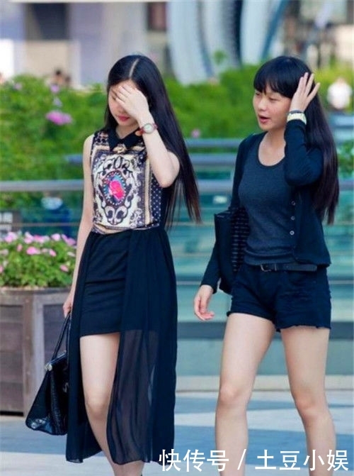  『气质』街拍：温柔之至的美女，身穿浅蓝色连衣裙，气质温婉动人