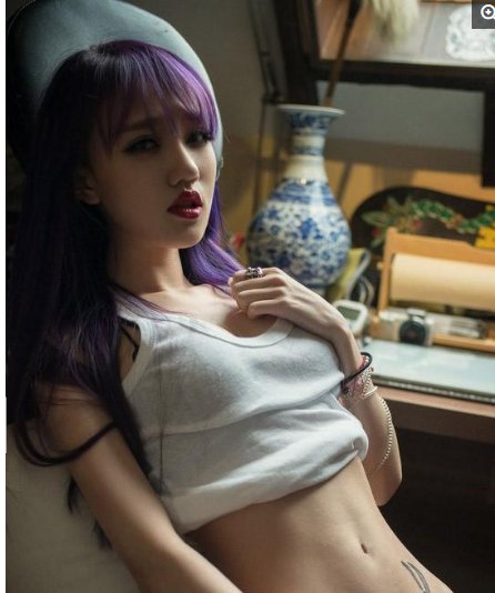 美女纹身时候的表情什么样?和纹身师形成鲜明的对比