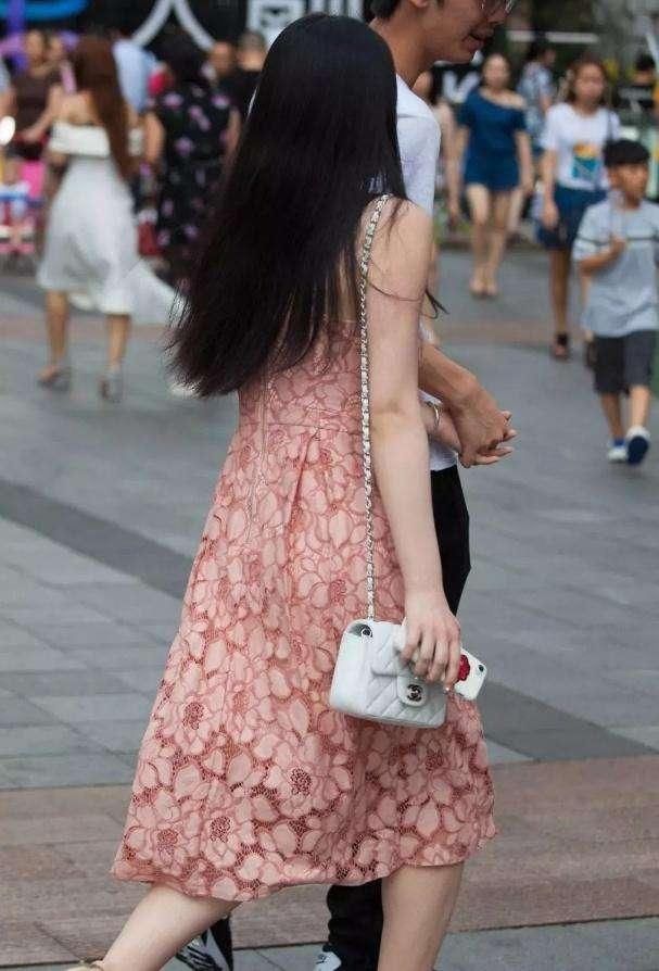 有一种女朋友叫别人家的女朋友,颜值俊俏身材丰满,羡慕啊!