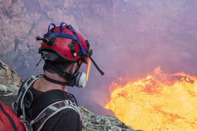 男子5700米高空走绳索，脚下就是火山口！