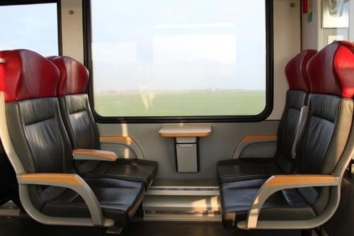  「座位」为什么火车座位是面对面的，高铁座位却朝前？你知道是