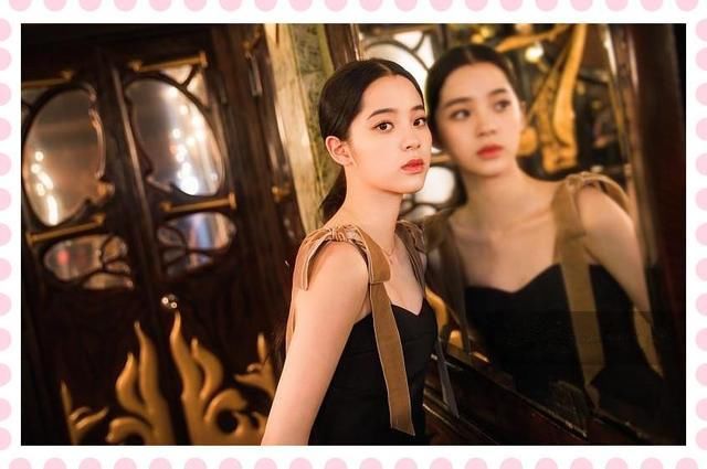 当20岁关晓彤和18岁欧阳娜娜同穿小黑裙，网友：这差距岂止2岁？