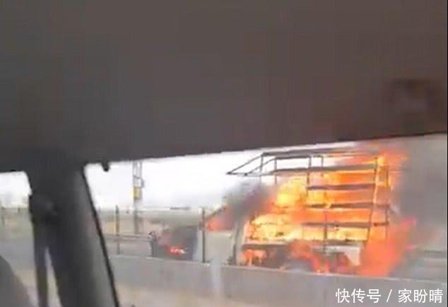 哈利斯科新一代集团@墨西哥毒贩逼迫多名受害者跪在一起,公然开枪将对方爆头打死
