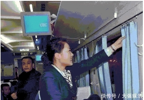 为什么当火车大半夜经过某些地方时，乘务员会尽快拉上窗帘呢